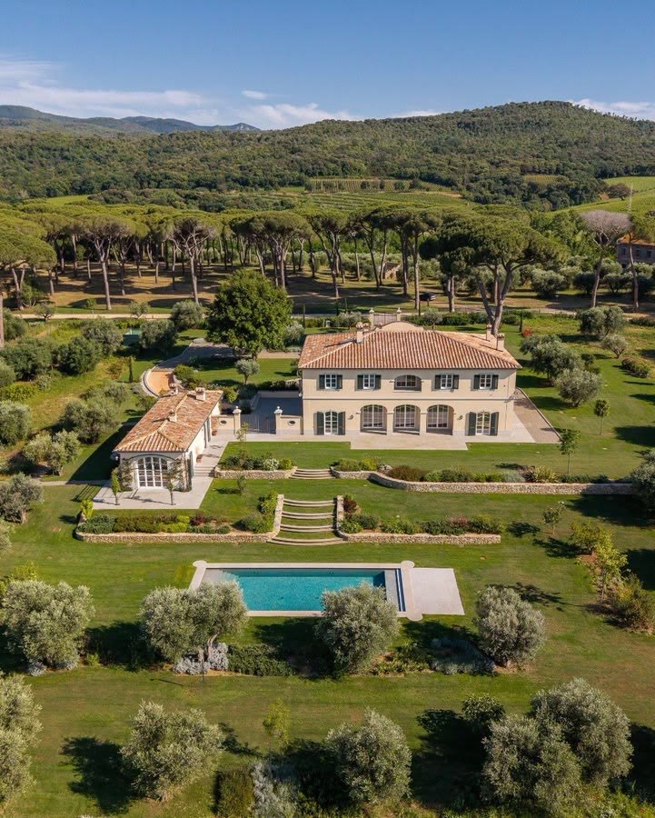 Villa con jardines y piscina vista desde el aire